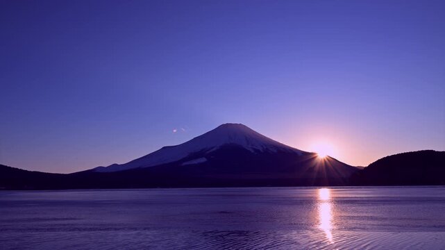 富士山と凍った山中湖の夕陽