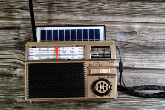 a portable solar-powered AM, FM and SW radio with Bluetooth connectivity and MP3 playback capabilities, with a vintage retro style appearance