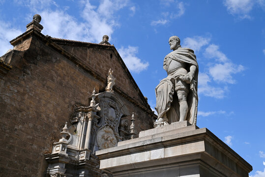 Statue de Charles Ier d'Espagne sur la Plaza Universidad &agrave; Grenade avec l'&eacute;glise des Saints Justo et Pastor au second plan