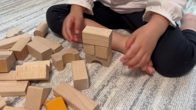 積み木を積む子供