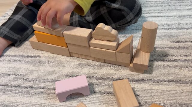 積み木で遊ぶ子供