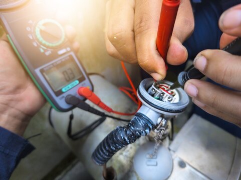 Checking the condition of the thermo coupling terminals in the cold water pipe installation