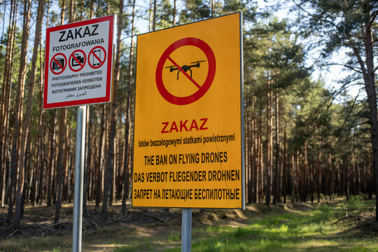 Teren wojskowy zamknięty - zakaz fotografowania oraz latania statkami powietrznymi - dronami