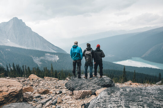 Canada, British Columbia, Yoho National Park, hikers at Mount Burgess looking at Emerald Lake