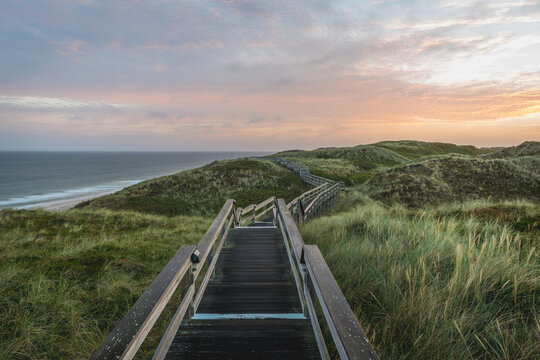 Germany, Sylt, Wenningstedt, boardwalk to the beach