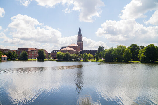 Germany, Schleswig-Holstein, Kiel, Townhall and Lake Small Kiel