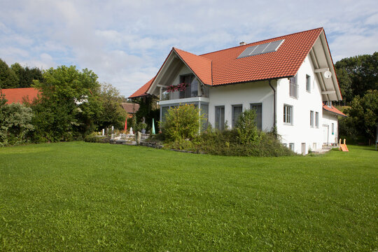 Germany, Munich, View of house with garden
