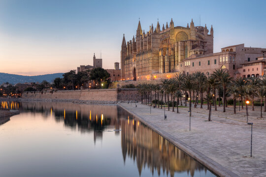 Spain, Balearic Islands, Majorca, Palma de Mallorca, Parc de Mar, Cathedral La Seu