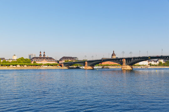 Germany, Mainz, view to parliament at Deutschhaus Mainz and Theodor Heuss Bridge with Rhine River in front