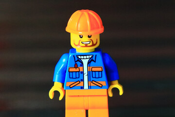 Obraz premium Russia, St. Petersburg, May 5, 2020 A close-up view of a Lego man in a hard hat, great for construction or building-themed illustrations