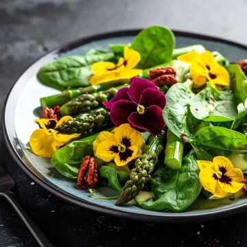 Bl&uuml;tensalat mit gebratenem Spargel