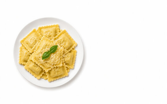 Ravioli argentini fatti in casa su sfondo bianco con spazio libero. Generative AI 