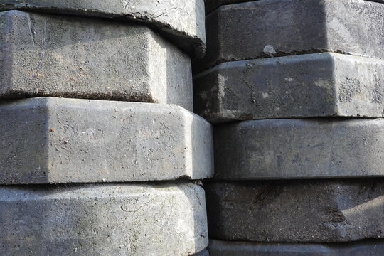 Plots de b&eacute;ton supports pour maintenir des barri&egrave;res
