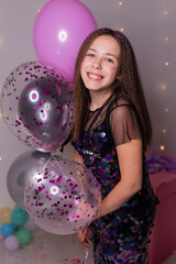 Naklejka premium teenage girl with purple birthday balloons and a large gift box
