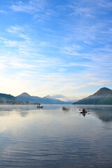 Fototapeta premium 朝霧に包まれた七ヶ宿湖の釣り風景（宮城県七ヶ宿町）
