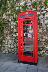 Obraz premium Une cabine téléphonique anglaise rouge dans la ville de Gibraltar