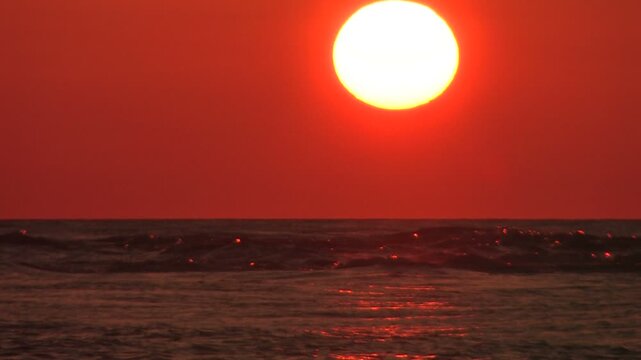 空を赤く染める深紅の太陽