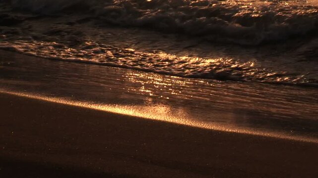 夕日に輝く波