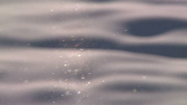 日差しを浴びた雪原に舞うダイヤモンドダスト