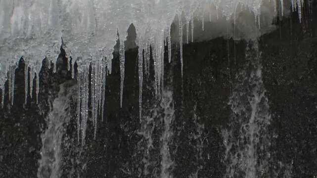 小さな氷柱の迸るしぶき