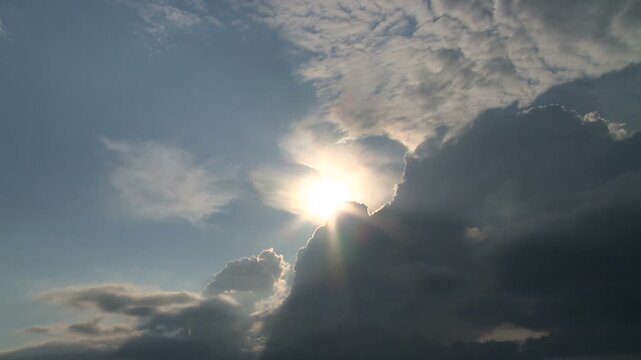 雨雲が流れ去りのぞいてきた太陽
