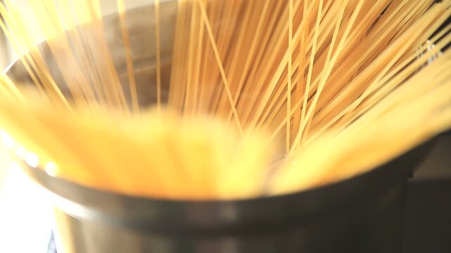 沸騰した鍋にパスタを入れて広がる様子