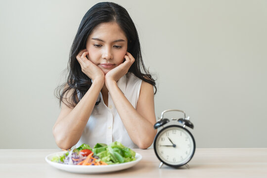 Intermittent Fasting eat concept, Woman looking at meal waiting time to eat during intermittent fasting session