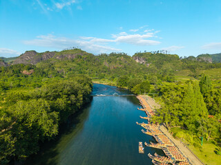 Fototapeta premium A scenic view of the river winding through the green mountains of Wuyi Mountain in Fujian China