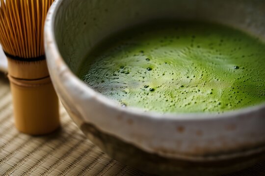 点てた抹茶を部分的に切り取り、手前にぼかした茶筅を入れた和の雰囲気ある構図