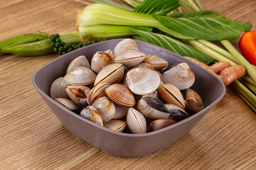 Raw fresh wild clams mollusc © Andrei Starostin