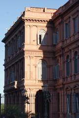 Obraz premium Fachada principal de la Casa Rosada bajo un cielo despejado