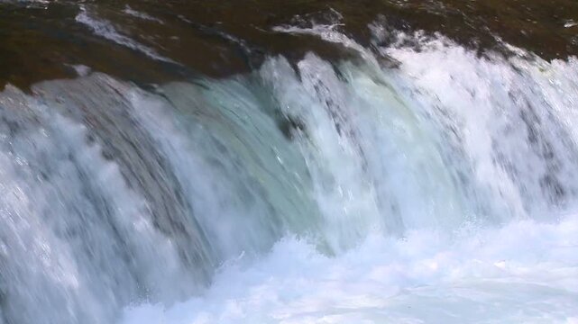 清流のさくら滝アップ