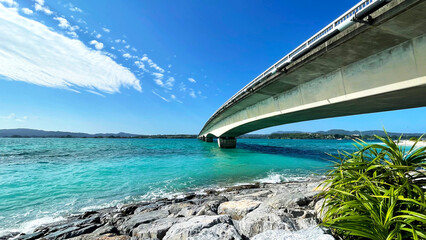 沖縄県北部 古宇利大橋とエメラルドグリーンの海 絶景 やんばる 古宇利島 © creamfeeder