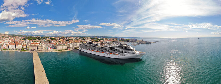 TRIESTE, ITALIA - 21 MAGGIO 2026: Veduta aerea della nave da crociera MSC FANTASIA ormeggiata alla Stazione Marittima con lo sfondo del panorama cittadino