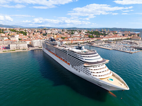 TRIESTE, ITALIA - 21 MAGGIO 2026: Veduta aerea della nave da crociera MSC FANTASIA ormeggiata alla Stazione Marittima con lo sfondo del panorama cittadino