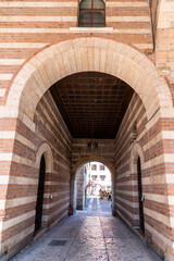 Obraz premium Palazzo della Ragione is the house of Modern Art Gallery Achille Forti (Galeria d'Arte Moderna) on Piazza delle Erbe in center of Verona city