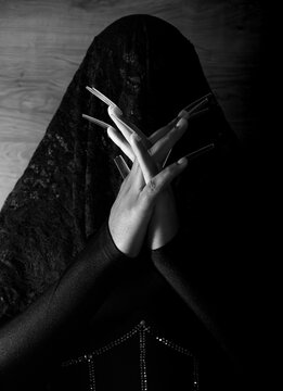 Sess&atilde;o fotogr&aacute;fica inspirada na est&eacute;tica de uma vi&uacute;va negra, com atmosfera sombria, elegante e cinematogr&aacute;fica. Mulher misteriosa vestida em preto com detalhes sofisticados, ilumina&ccedil;&atilde;o dram&aacute;tica em to