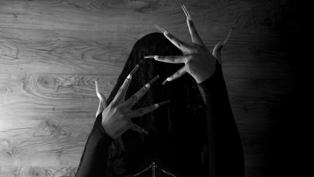 Sess&atilde;o fotogr&aacute;fica inspirada na est&eacute;tica de uma vi&uacute;va negra, com atmosfera sombria, elegante e cinematogr&aacute;fica. Mulher misteriosa vestida em preto com detalhes sofisticados, ilumina&ccedil;&atilde;o dram&aacute;tica em to