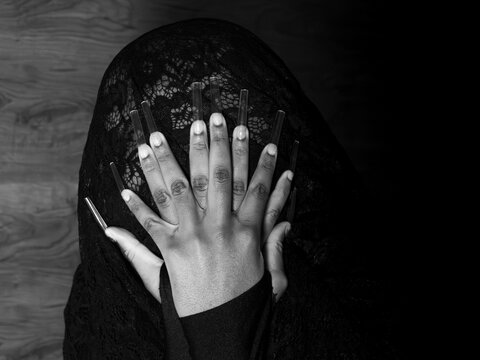 Sess&atilde;o fotogr&aacute;fica inspirada na est&eacute;tica de uma vi&uacute;va negra, com atmosfera sombria, elegante e cinematogr&aacute;fica. Mulher misteriosa vestida em preto com detalhes sofisticados, ilumina&ccedil;&atilde;o dram&aacute;tica em to