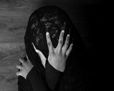 Sess&atilde;o fotogr&aacute;fica inspirada na est&eacute;tica de uma vi&uacute;va negra, com atmosfera sombria, elegante e cinematogr&aacute;fica. Mulher misteriosa vestida em preto com detalhes sofisticados, ilumina&ccedil;&atilde;o dram&aacute;tica em to