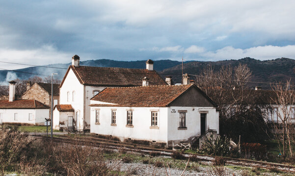 Locais abandonados e esquecidos pelo tempo, com atmosfera misteriosa e cinematogr&aacute;fica. Pr&eacute;dios em ru&iacute;nas, f&aacute;bricas antigas, casas vazias e corredores deteriorados cobertos por poeira, ferrugem e vege