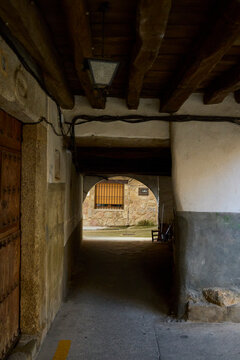 Tunnel Street. Villanueva de la Vera (Spain), May 10, 2026. Named for its distinctive shape. Located in the town's Jewish quarter, it was formerly a private passageway.