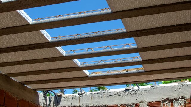 Detailed close-up of the Styrofoam slab seen from below, highlighting the efficiency and lightness of this material in construction.