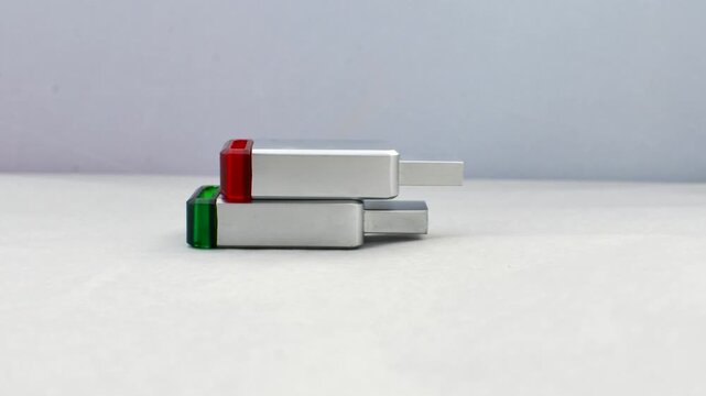 Close-up of an aluminum USB flash drive on a white surface, highlighting design and practicality. Detail of aluminum USB drive on a white background, conveying modernity and efficiency.