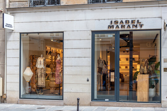 Paris, France : 21 mai 2026: Vue ext&eacute;rieure d'une boutique Isabel Marant. Isabel Marant est une marque de v&ecirc;tements, chaussures et accessoires cr&eacute;&eacute;e par la styliste fran&ccedil;aise Isabel Marant
