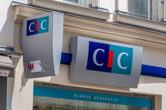 Paris, France : 21 mai 2026: Enseignes d'une agence bancaire du CIC. Le Cr&eacute;dit industriel et commercial (CIC) est un r&eacute;seau bancaire fran&ccedil;ais divis&eacute; en banques r&eacute;gionales en France et au Luxembourg