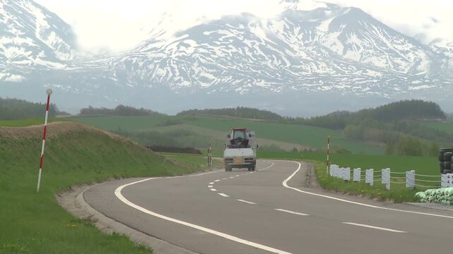 トラクターを運ぶトラック