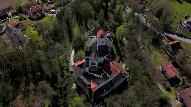 Luftaufnahme Burg Elkofen auch Schloss Elkofen, Unterelkofen, Oelkofen genannt, besten erhaltenen Burgen in Oberbayern, befindet im Ort Unterelkofen, Stadt Grafing bei Muenchen, Landkreis Ebersberg. 