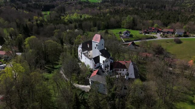 Luftaufnahme Burg Elkofen auch Schloss Elkofen, Unterelkofen, Oelkofen genannt, besten erhaltenen Burgen in Oberbayern, befindet im Ort Unterelkofen, Stadt Grafing bei Muenchen, Landkreis Ebersberg. 