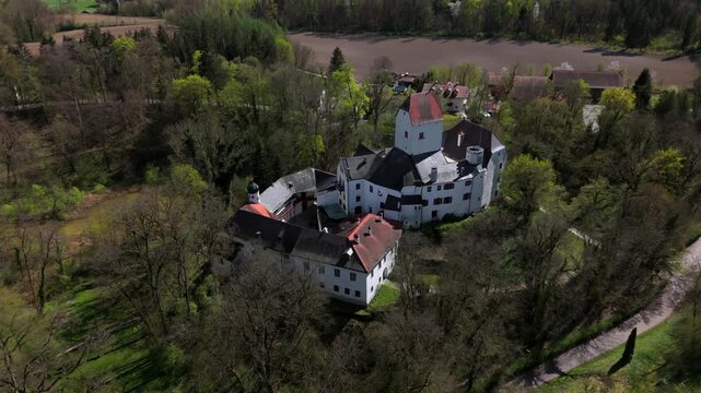 Luftaufnahme Burg Elkofen auch Schloss Elkofen, Unterelkofen, Oelkofen genannt, besten erhaltenen Burgen in Oberbayern, befindet im Ort Unterelkofen, Stadt Grafing bei Muenchen, Landkreis Ebersberg. 